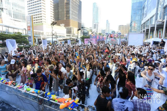 (ภาพชุด) สงกรานต์ปาร์ตี้โฟมสนุก  เซ็นทรัลเวิลด์