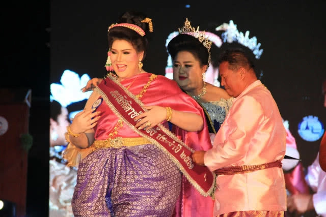 เวทีสะเทือน อบต.บางน้ำผึ้งจัดประกวดธิดาช้างน้ำผึ้ง