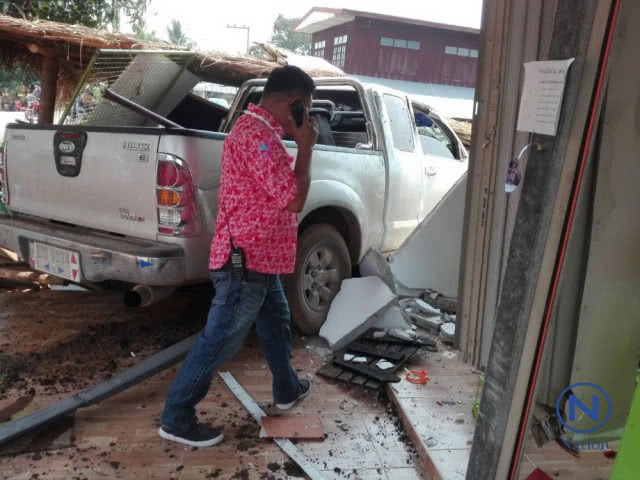 สาวใหญ่ดวงซวย ล้างจานในบ้าน ถูกรถพุ่งชนเหยียบจนขาหัก