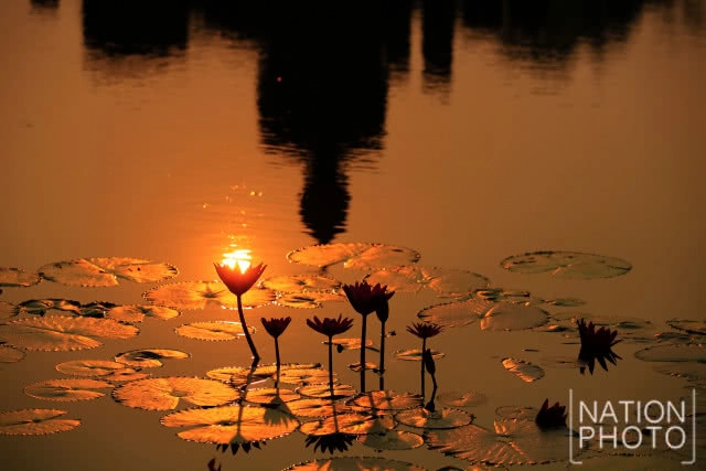 พระอาทิตย์ดวงโต แผ่รัศมีทักทายในตอนเช้าวันสงกรานต์