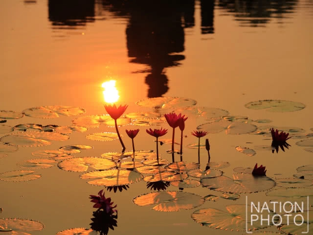 พระอาทิตย์ดวงโต แผ่รัศมีทักทายในตอนเช้าวันสงกรานต์