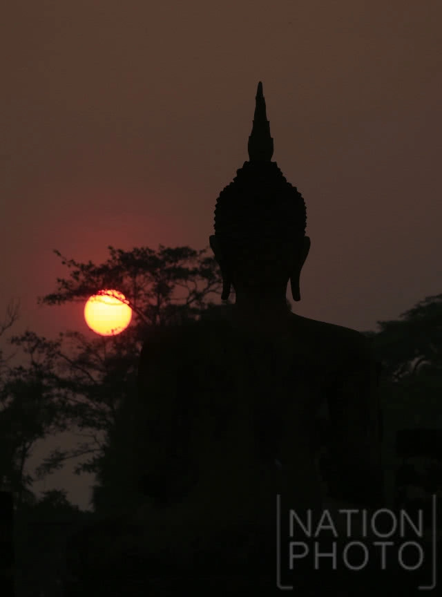 พระอาทิตย์ดวงโต แผ่รัศมีทักทายในตอนเช้าวันสงกรานต์