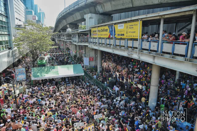 ชุ่มฉ่ำกลางกรุง ฉลองสงกรานต์ที่สีลม