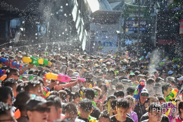 ชุ่มฉ่ำกลางกรุง ฉลองสงกรานต์ที่สีลม