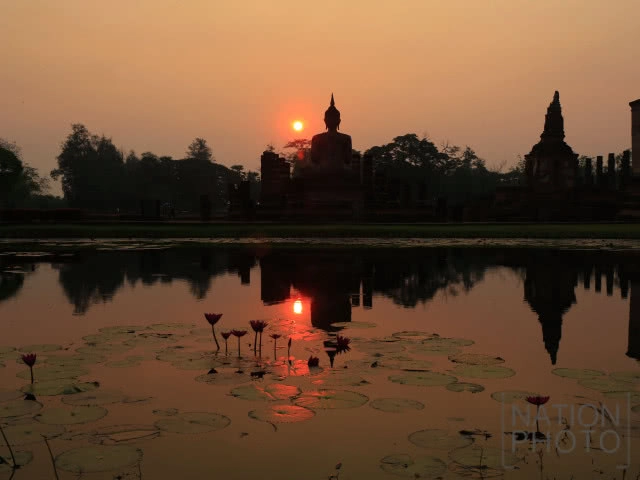 พระอาทิตย์ดวงโต แผ่รัศมีทักทายในตอนเช้าวันสงกรานต์