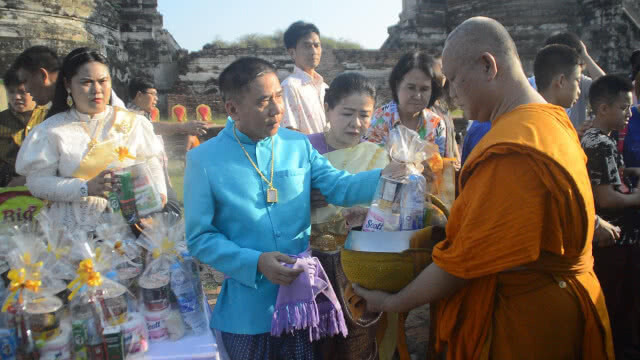 พ่อเมืองกรุงเก่านำประชาชนแต่งไทยทำบุญเมือง "668 ปีกรุงศรีอยุธยา"