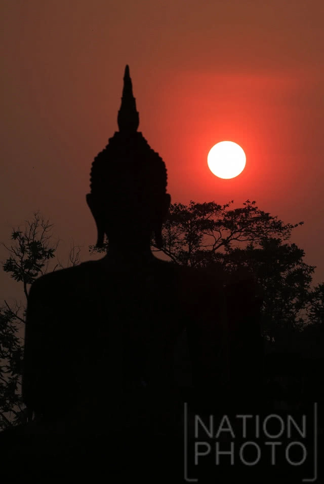 พระอาทิตย์ดวงโต แผ่รัศมีทักทายในตอนเช้าวันสงกรานต์