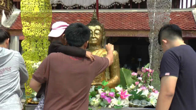 ท่องเที่ยวทำบุญไหว้พระเจ้าตนหลวงวันสงกรานต์คึกคัก