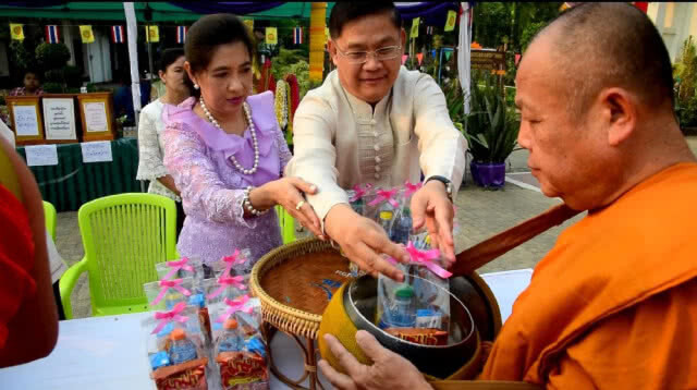 สรงน้ำพระราชทานพระเจ้าทองทิพย์- ตักบาตรปี๋ใหม่เมือง 2561