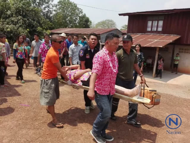 สาวใหญ่ดวงซวย ล้างจานในบ้าน ถูกรถพุ่งชนเหยียบจนขาหัก