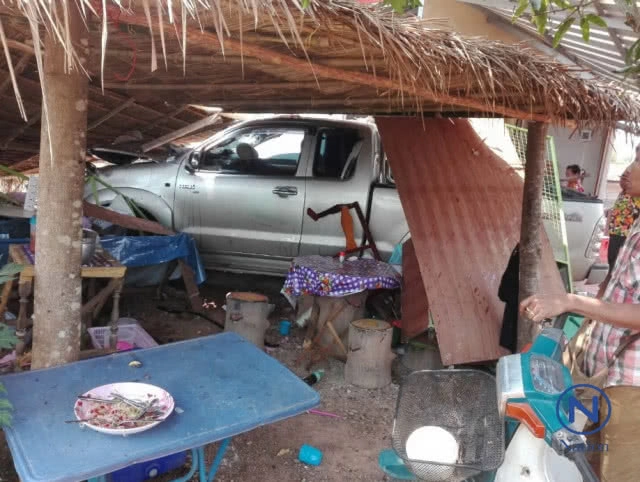 สาวใหญ่ดวงซวย ล้างจานในบ้าน ถูกรถพุ่งชนเหยียบจนขาหัก