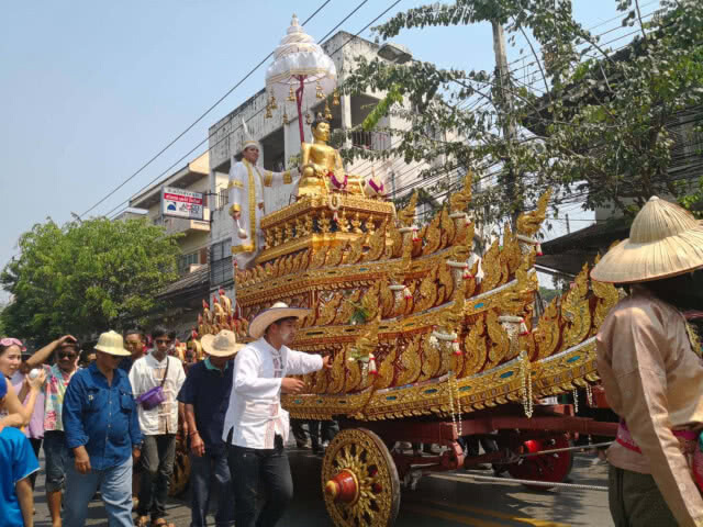 ประชาชนเชียงใหม่ร่วมขบวนแห่พระพุทธรูปสำคัญ ร่วมสรงน้ำและขอพร