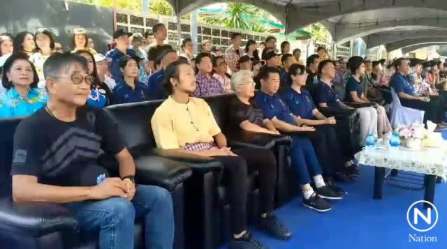 สุพรรณบุรี เปิดถนนอาทิวราห์ ให้ประชาชนเล่นน้ำสงกรานต์