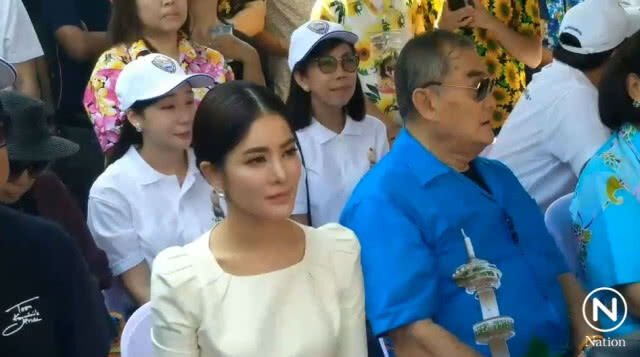 สุพรรณบุรี เปิดถนนอาทิวราห์ ให้ประชาชนเล่นน้ำสงกรานต์