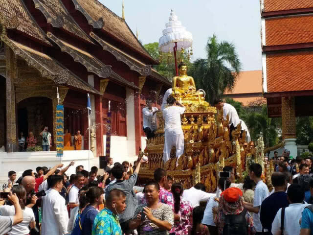 ประชาชนเชียงใหม่ร่วมขบวนแห่พระพุทธรูปสำคัญ ร่วมสรงน้ำและขอพร