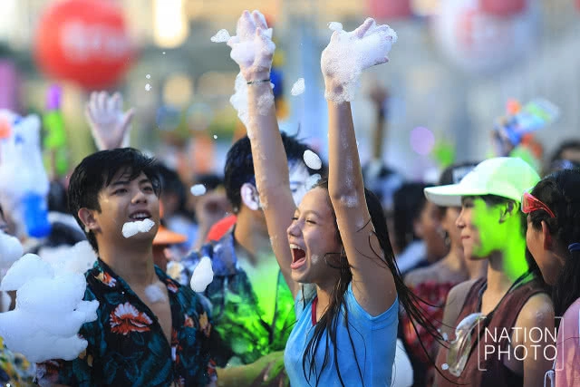 (ภาพชุด) สงกรานต์ปาร์ตี้โฟมสนุก  เซ็นทรัลเวิลด์