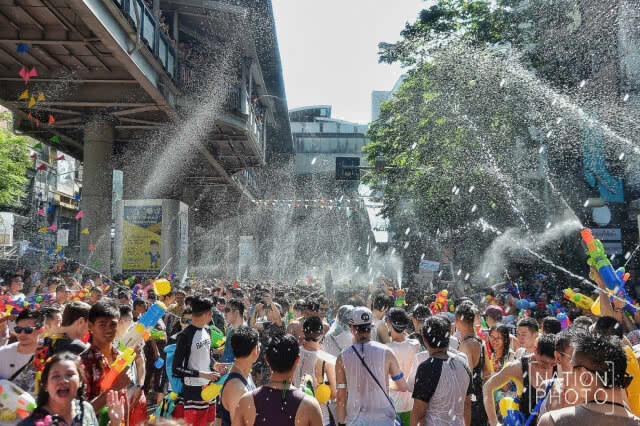 ชุ่มฉ่ำกลางกรุง ฉลองสงกรานต์ที่สีลม