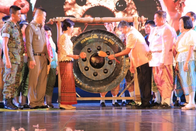 เวทีสะเทือน อบต.บางน้ำผึ้งจัดประกวดธิดาช้างน้ำผึ้ง