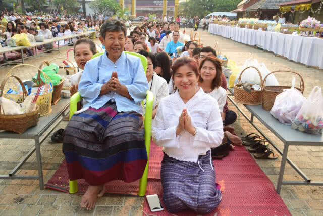 สรงน้ำพระราชทานพระเจ้าทองทิพย์- ตักบาตรปี๋ใหม่เมือง 2561
