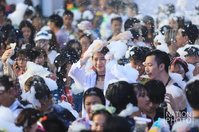 (ภาพชุด) สงกรานต์ปาร์ตี้โฟมสนุก  เซ็นทรัลเวิลด์