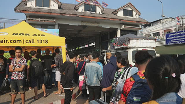 แรงงานเมียนมา กว่า 5 พันคน ต่อคิวหน้าด่านแม่สอด กลับบ้านสงกรานต์