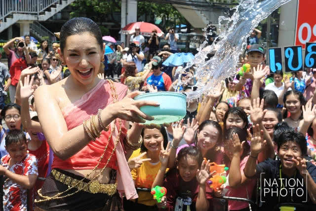 (ภาพชุด) แม่หญิงการะเกด เล่นน้ำสงกรานต์ งานบิ๊กซี เชื่อมสุขรับสงกรานต์