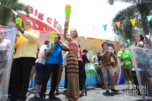 (ภาพชุด) แม่หญิงการะเกด เล่นน้ำสงกรานต์ งานบิ๊กซี เชื่อมสุขรับสงกรานต์