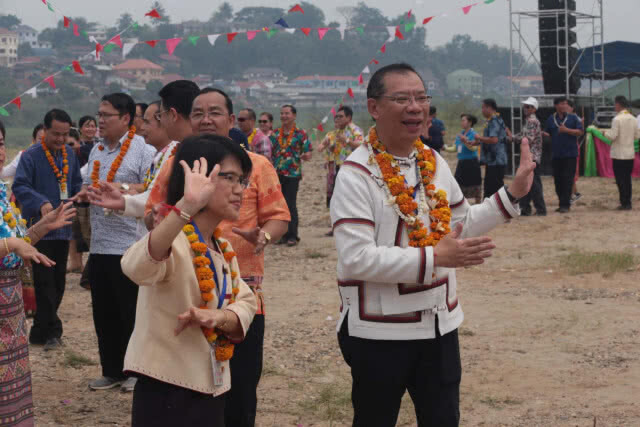 มหาสงกรานต์กลางเกาะกลางแม่น้ำโขง สบายดีปีใหม่ไทย-ลาว
