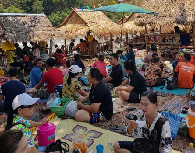 นทท.ครึ่งแสน แห่แอ่วจุดเล่นน้ำท้ายเขื่อนแควน้อยบำรุงแดน