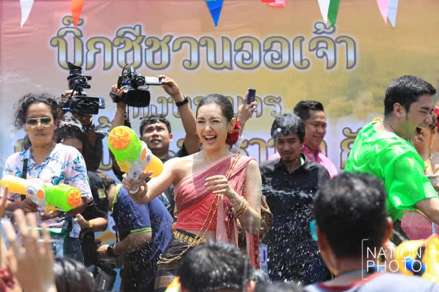 (ภาพชุด) แม่หญิงการะเกด เล่นน้ำสงกรานต์ งานบิ๊กซี เชื่อมสุขรับสงกรานต์