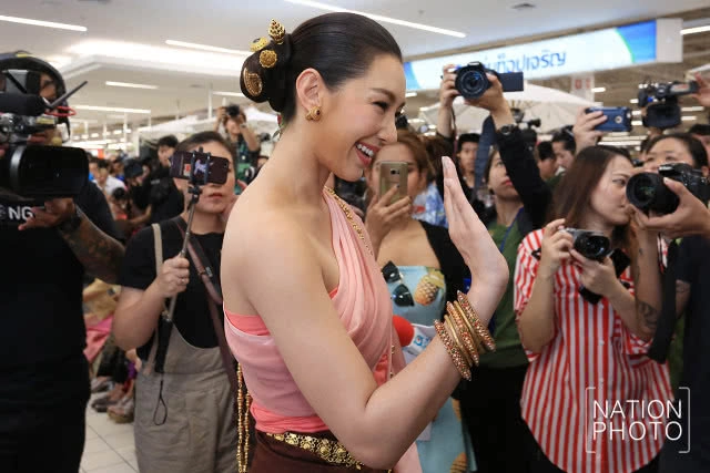 (ภาพชุด) แม่หญิงการะเกด เล่นน้ำสงกรานต์ งานบิ๊กซี เชื่อมสุขรับสงกรานต์