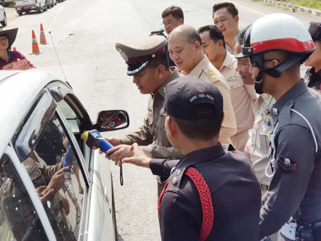 ตั้งจุดตรวจสกัดเข้ม ลดอุบัติเหตุส่งท้ายวันสงกรานต์
