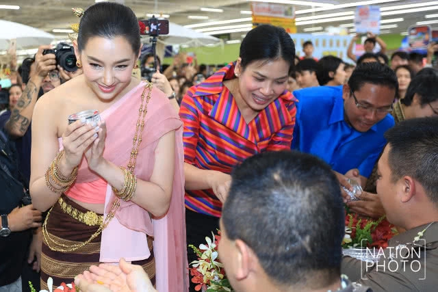 (ภาพชุด) แม่หญิงการะเกด เล่นน้ำสงกรานต์ งานบิ๊กซี เชื่อมสุขรับสงกรานต์