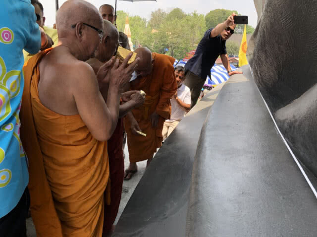แห่มาร่วมทำบุญทอดผ้าป่า สร้างองค์ปู่มุมใหญ่ที่สุดในโลก