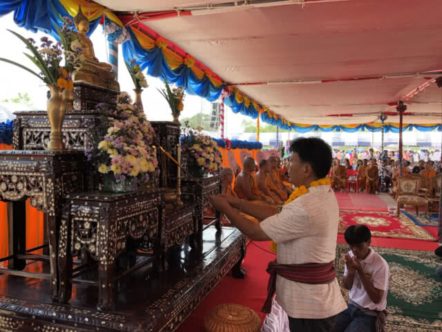 แห่มาร่วมทำบุญทอดผ้าป่า สร้างองค์ปู่มุมใหญ่ที่สุดในโลก