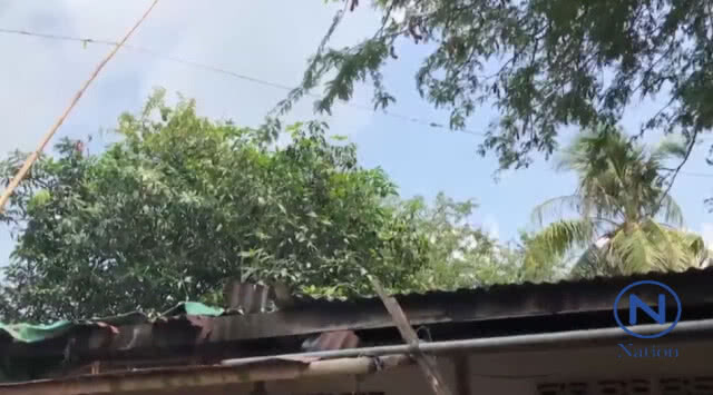 หนุ่มอยากกินมะม่วงเอาตะกร้อไปสอยโดนสายไฟถูกดูดดับรับวันครอบครัว