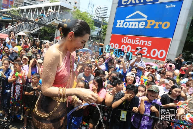 (ภาพชุด) แม่หญิงการะเกด เล่นน้ำสงกรานต์ งานบิ๊กซี เชื่อมสุขรับสงกรานต์