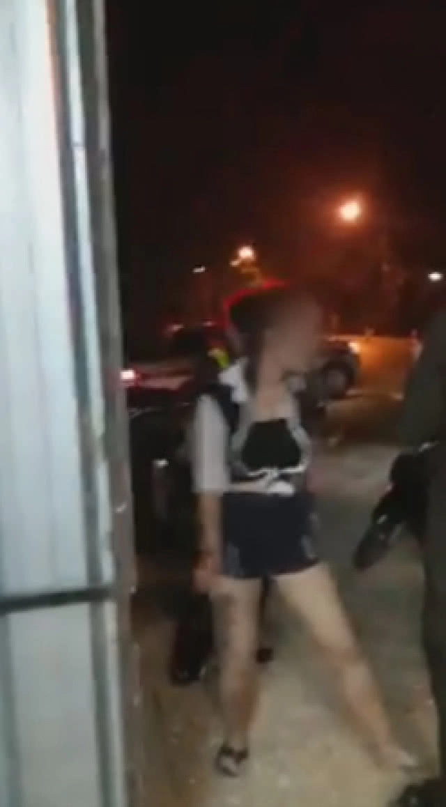 แห่แชร์คลิปสาวเมาแอ๋ อาละวาดโวยวายตร. หลังถูกจับเป่าแอลกอฮอล์