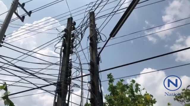 หนุ่มอยากกินมะม่วงเอาตะกร้อไปสอยโดนสายไฟถูกดูดดับรับวันครอบครัว
