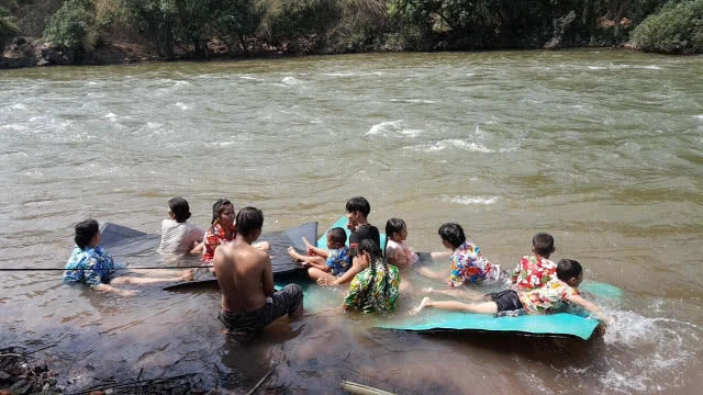 นทท.ครึ่งแสน แห่แอ่วจุดเล่นน้ำท้ายเขื่อนแควน้อยบำรุงแดน