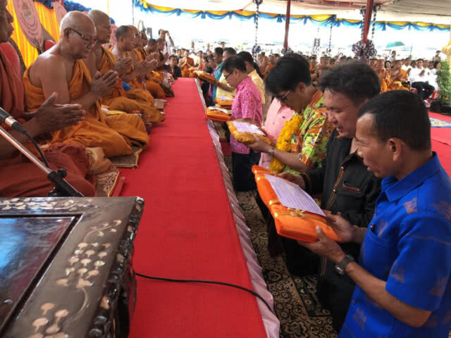 แห่มาร่วมทำบุญทอดผ้าป่า สร้างองค์ปู่มุมใหญ่ที่สุดในโลก