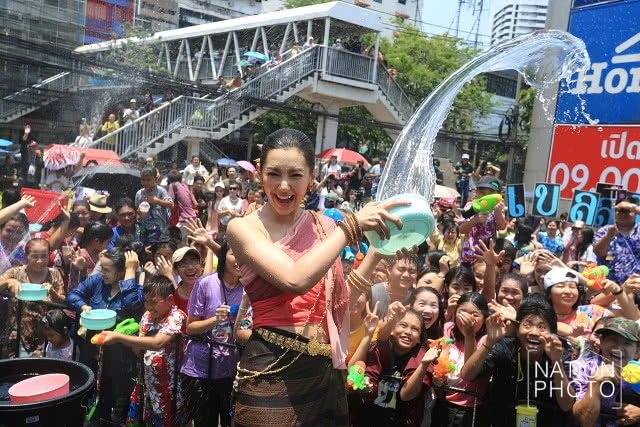 (ภาพชุด) แม่หญิงการะเกด เล่นน้ำสงกรานต์ งานบิ๊กซี เชื่อมสุขรับสงกรานต์