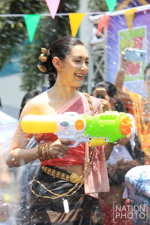(ภาพชุด) แม่หญิงการะเกด เล่นน้ำสงกรานต์ งานบิ๊กซี เชื่อมสุขรับสงกรานต์