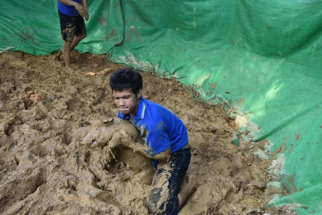 แข่งขันกีฬาพื้นบ้านทางน้ำ พายกระบะปูน ชักกะเย่อน้ำ