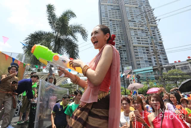 (ภาพชุด) แม่หญิงการะเกด เล่นน้ำสงกรานต์ งานบิ๊กซี เชื่อมสุขรับสงกรานต์