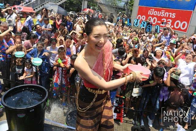 (ภาพชุด) แม่หญิงการะเกด เล่นน้ำสงกรานต์ งานบิ๊กซี เชื่อมสุขรับสงกรานต์