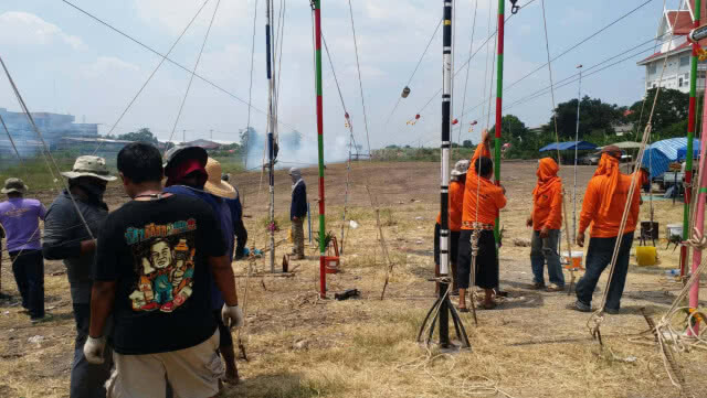 ประชาชนพาครอบครัวชม "ประเพณีการเล่นแข่งขันลูกหนู"