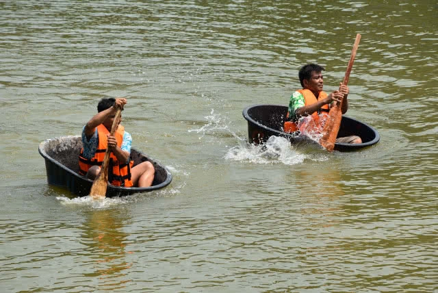 แข่งขันกีฬาพื้นบ้านทางน้ำ พายกระบะปูน ชักกะเย่อน้ำ