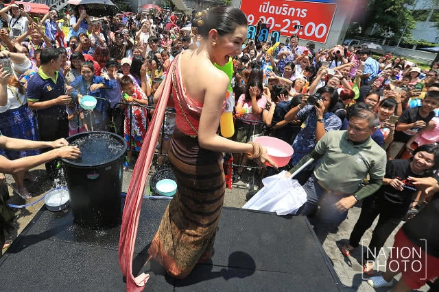 (ภาพชุด) แม่หญิงการะเกด เล่นน้ำสงกรานต์ งานบิ๊กซี เชื่อมสุขรับสงกรานต์