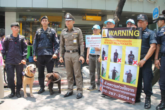 ตร. "ทุ่งมหาเมฆ" เตือนนทท.เล่นน้ำสงกรานต์ ควรเก็บทรัพย์สินให้มิดชิด